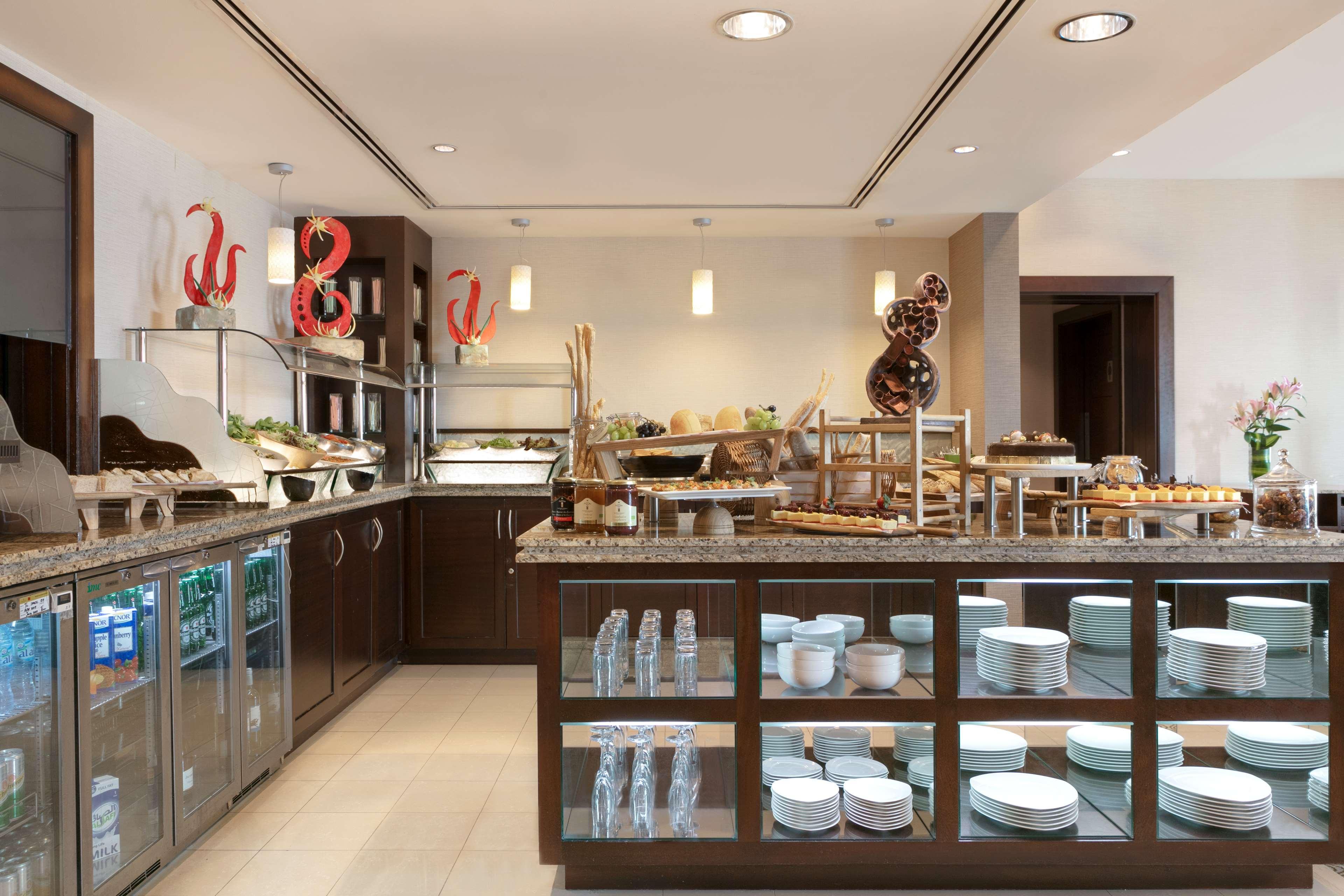 Traders Hotel, Hotel 4*