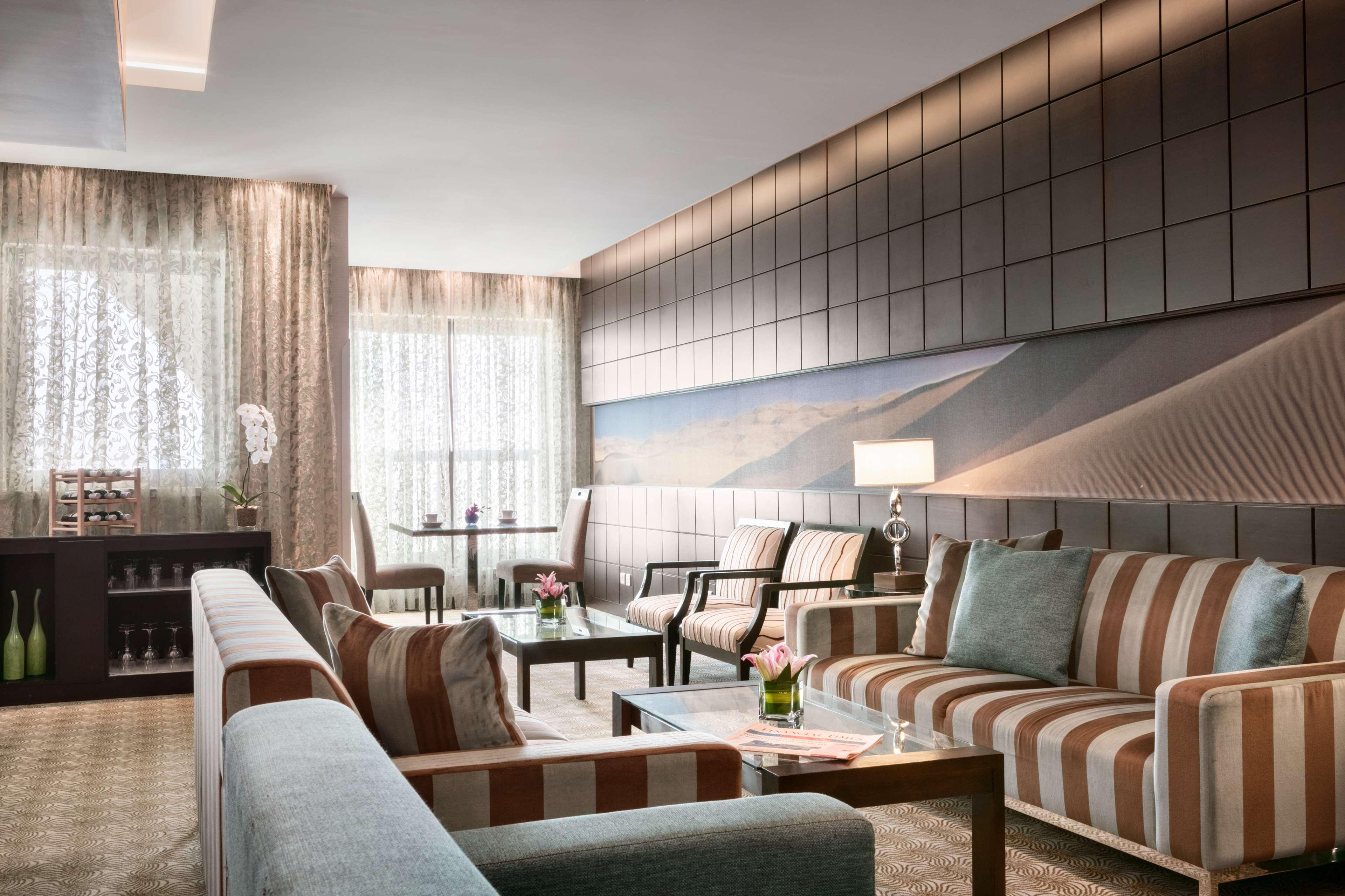 Traders Hotel, Hotel 4*