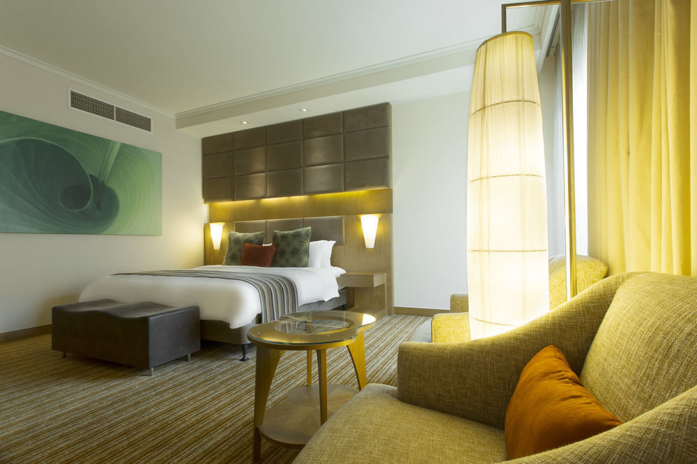 Traders Hotel, Hotel